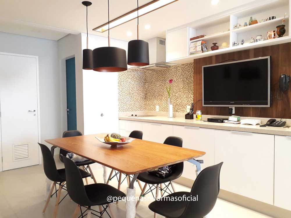 Cozinha integrada com sala de jantar e painel com TV - Brooklin