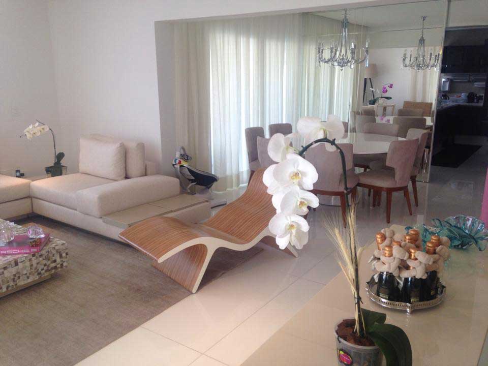 Sala de estar integrada e de jantar com decoração sofisticada - Santana